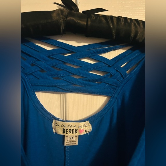 I’m in love with Derek Plus short cuff sleeve fitted tee w/ criss cross back 2X - Picture 2 of 4